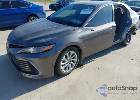 2021 Toyota Camry Le z USA, uszkodzony, nr VIN 4T1C11AK6MU581014